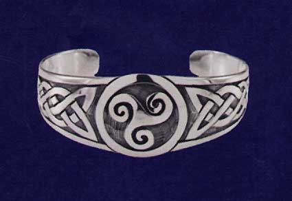 AvalonsTreasury.com: Large Celtic Triple Swirl (Page: Large Celtic Triple Swirl) [425 x 292 px]